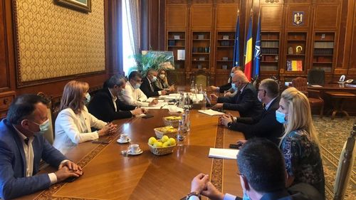 FOTO Raed Arafat, discuții la Parlament cu Marcel Ciolacu și Dan Barna după ce PSD a anunțat că nu susține prelungirea stării de alertă