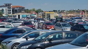 FOTO Vama fără vamaioți: Unde au dispărut pletoșii, rock-ul și poveștile lor? Vama Veche a ajuns o stațiune banală, „cu de toate”, de la tiribombe și tarabe cu plastice la terase cu specific grecesc sau turcesc, clubberi, hipsteri și familii cu copii