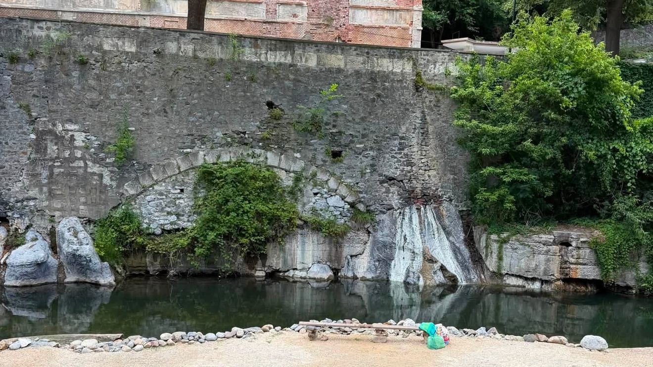 Cădițele cu apă sulfuroasă de la Via Sissi, atracția verii la Băile Herculane, întreținute din donații / ”Ne bazăm în continuare pe sprijinul celor care apreciază acest loc” 