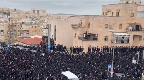 Lockdown prelungit cu cinci zile în Israel/ Duminică, mii de persoane au participat la înmormântarea unui rabin în Ierusalim