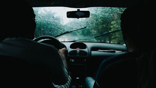 Percheziţii în Capitală şi 19 judeţe / Permise false obţinute de cetăţeni români într-o ţară africană, care erau preschimbate apoi cu permise de conducere românești autentice