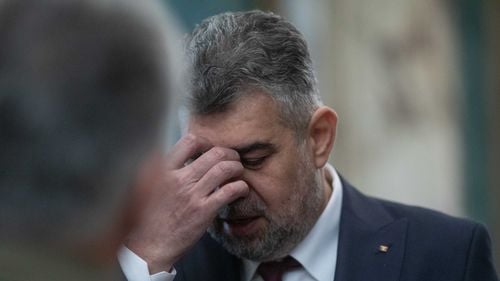 UPDATE Protest spontan la Guvern: Zeci de angajați din aparatul de lucru al premierului Ciolacu cer salarii mai mari  / Ciolacu: Dacă se va impune, voi discuta cu aceştia