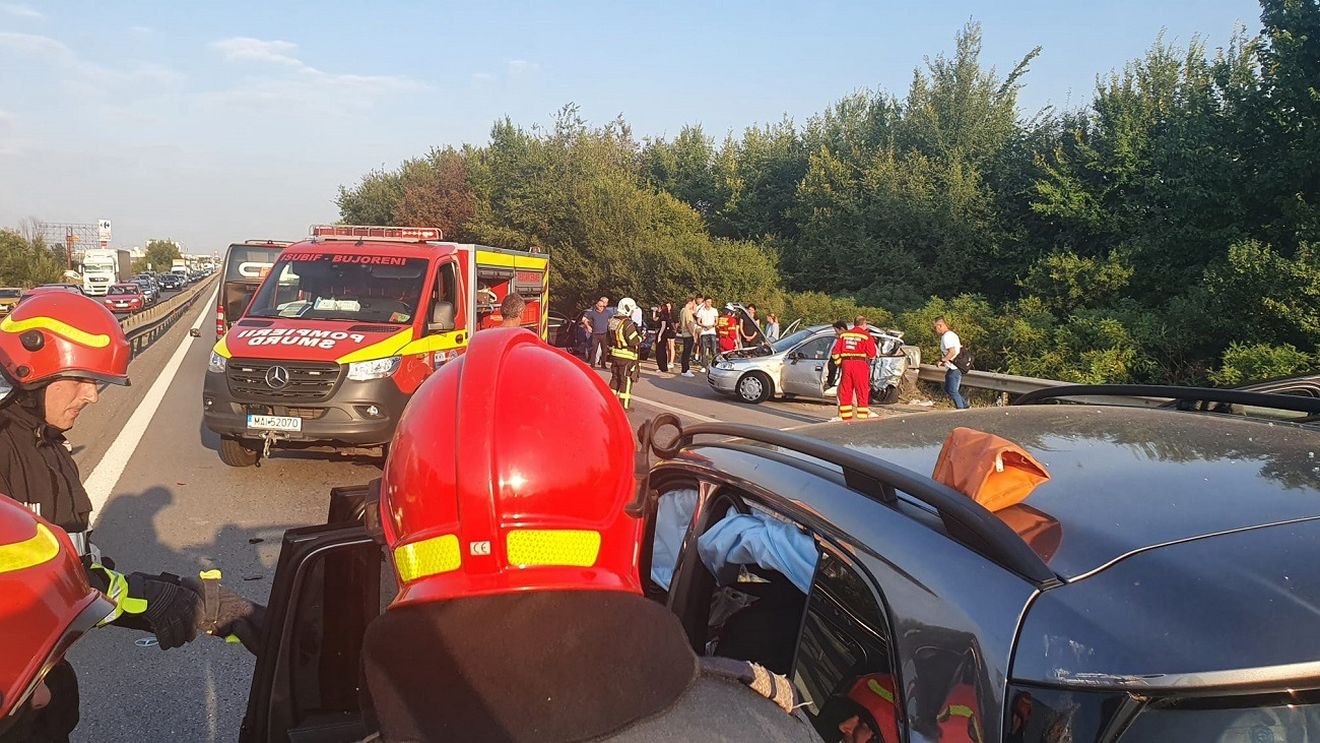 VIDEO UPDATE Accident cu cinci autovehicule pe A1, pe sensul spre București / Șapte persoane rănite / Traficul rutier spre Capitală e complet oprit