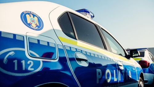 Deţinut evadat dintr-o ambulanţă a Penitenciarului Botoşani, care îl ducea la Jilava / El a sărit din mers, la o ieşire de pe A7, şi a fugit într-o zonă agricolă din apropiere de municipiul Bacău