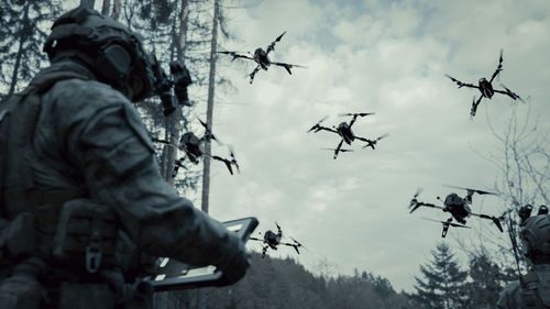 Primele două prototipuri de drone militare realizate de Carfil Braşov, în colaborare cu producătorul american de tehnică militară Periscope Aviation, au fost testate cu succes în poligonul uzinei/ Drona de atac poate purta aproape 15 kilograme de muniţie