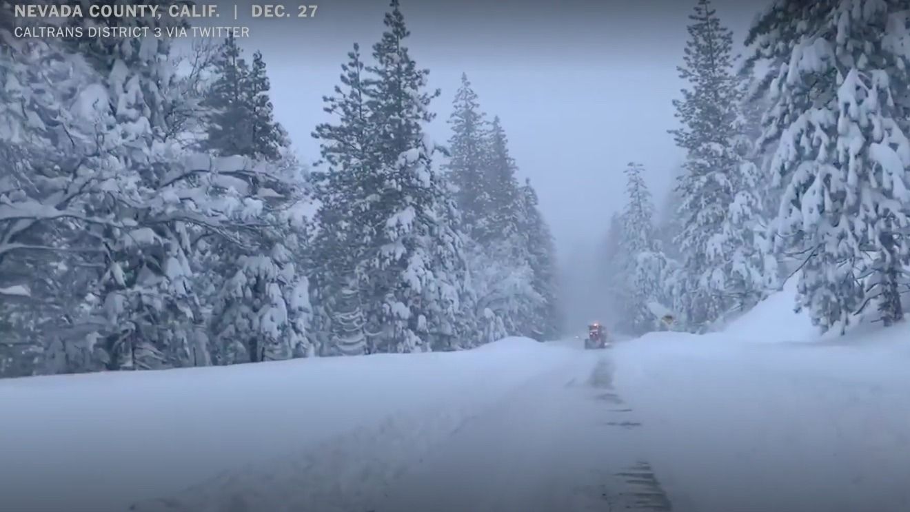 VIDEO Ninsori record în California / Nord-vestul Statelor Unite, cu zăpezi de aproape un metru
