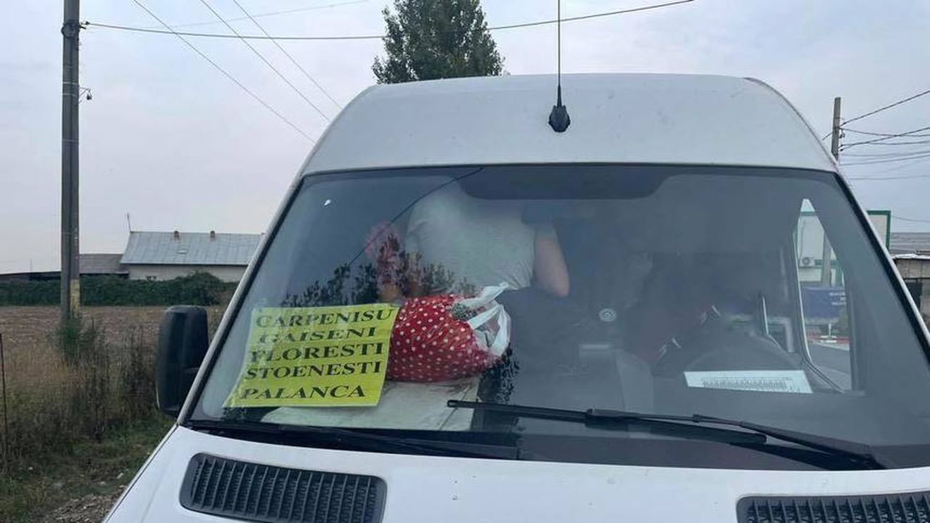 Un microbuz în care se aflau 36 de persoane, cu 17 în plus față de numărul permis, a fost oprit pe A1 de polițiști/ Șoferul, amendat cu 9.000 de lei/ "Tu, drag călător, te-ai gândit la ce risc te expui?”