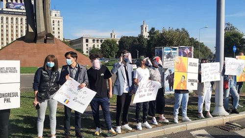 VIDEO Protest al tineretului social democrat, la Romexpo, la Congresul PNL, cu manele si crose de golf