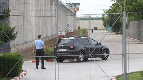 Un agent de la Penitenciarul Rahova, prins în flagrant de DNA când lua 12.000 de euro mită. În schimb, trebuia să introducă droguri și telefoane mobile în închisoare