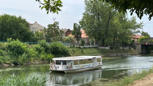 UPDATE Prima croazieră Timișoara – Serbia pe Bega cu vaporașul primăriei. Toalete ecologice, alternativă la WC-urile nefuncționale de pe ambarcațiune