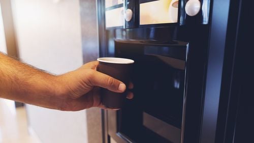 Primarul unui mic oraş italian a interzis automatele de cafea din cauza pauzelor prea lungi