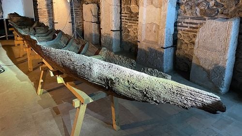 Cea mai veche barcă de tip monoxilă din România, expusă în Gara Maritimă din Portul Constanța