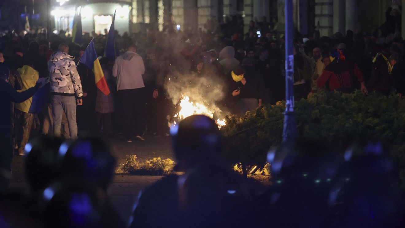 Opt persoane au fost arestate preventiv, un inculpat a fost arestat la domiciliu, în cazul violenţelor de la protestul din fața BEC