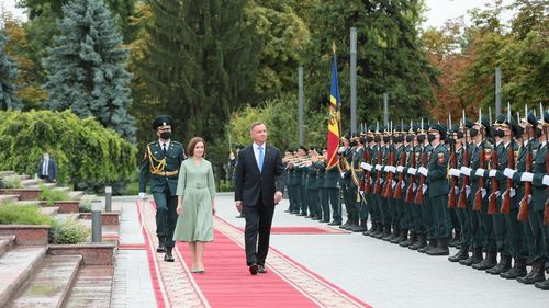VIDEO Moment amuzant la Chișinău: Maia Sandu a corectat eroarea de protocol a președintelui Poloniei, la primirea oficială în Republica Moldova