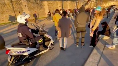 Paris: Malurile Senei, evacuate de polițiști. Mii de persoane au ieșit duminică să se bucure de soare, însă polițiștii au intervenit prompt
