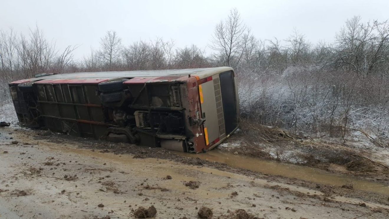 Un autocar cu 16 pasageri s-a răsturnat într-o localitate din Caraș Severin