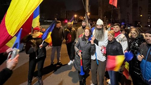 “Stegarul dac” s-a urcat pe un gard al Băncii Naționale și refuză să coboare