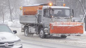 Se circulă în condiții de iarnă în județele Brașov, Covasna, Prahova și Vrancea, marți dimineață/ Se acționează pentru deszăpezire