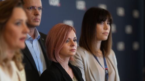 Flavia Boghiu, viceprimarul USR din Brașov, anunță că a fost trimisă în judecată de DNA și că nu mai candidează la alegerile locale. ”Sunt nevinovată. Dosarul face parte dintr-o vânătoare politică, plângerea penală fiind făcută de viceprimarul PNL Sebastian Rusu, alături de mafiotul imobiliar Garbis Vicențiu Kehayian”