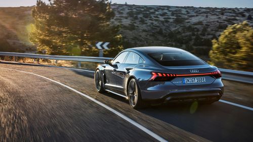 Premieră în România: Au fost vândute mai multe mașini electrice și hybrid decât autoturisme diesel / Vânzarea autoturismelor echipate cu motoare diesel a scăzut cu o treime