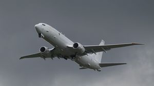 Un avion de supraveghere Boeing P-8 Poseidon, alimentat în aer de un Boeing KC-135R Stratotanker deasupra județului Prahova