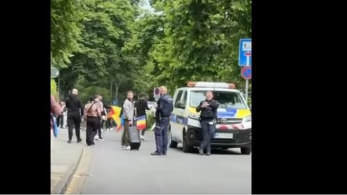 VIDEO Poliția din Germania confiscă boxa unor votanți ai lui George Simion din care răsuna la maxim melodia ”Adu caii, Simioane”