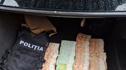SURSE Un fals polițist care ar fi pretins că are influență asupra unui procuror DIICOT, prins în flagrant de DNA cu 23.000 de euro / Denunțătorul este inculpat pentru trafic de persoane și proxenetism