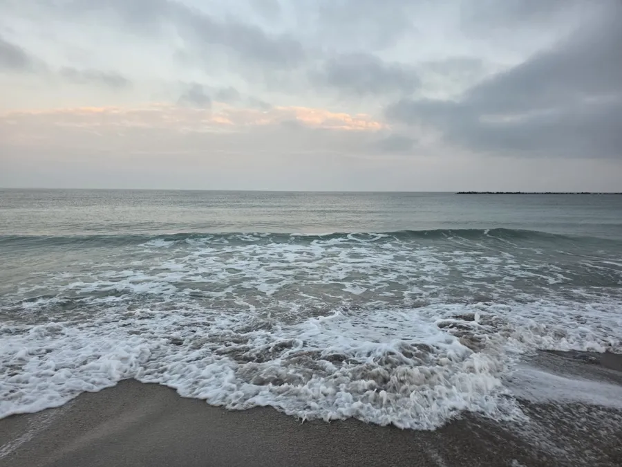 Malul unei plaje din Mamaia acaparat de valurile Mării Negre
