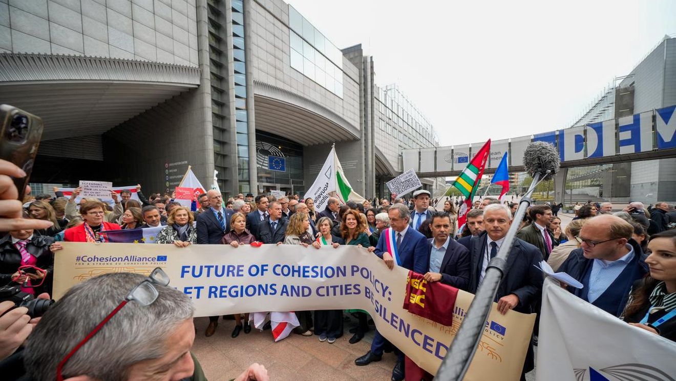 VIDEO Protest la Bruxelles al orașelor și regiunilor UE, împotriva propunerii viitorului buget european/ Emil Boc, prezent la manifestație: „Nu vrem să ne întoarcem la suveranismul autentic”