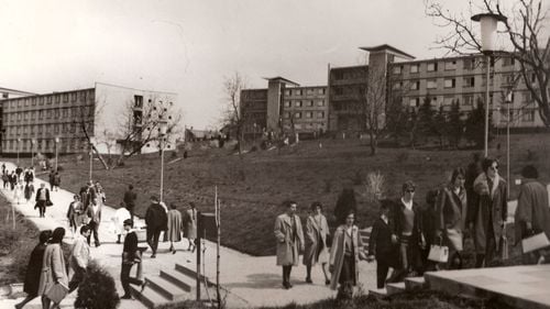 Cum se petrecea în Clujul interbelic? Relatări inedite din presa vremii: ”Baruri proaste, dansatoare, băutură infectă la cele mai mari prețuri, frății studențești cu servitori și sâmbăta, ziua sfântă de salariu”