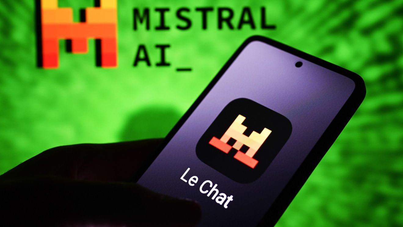 Le Chat: Asistentul AI de la cea mai importantă companie franceză din domeniu, Mistral, a înregistrat 1 milion de descărcări în 14 zile / Emmanuel Macron a promovat aplicația