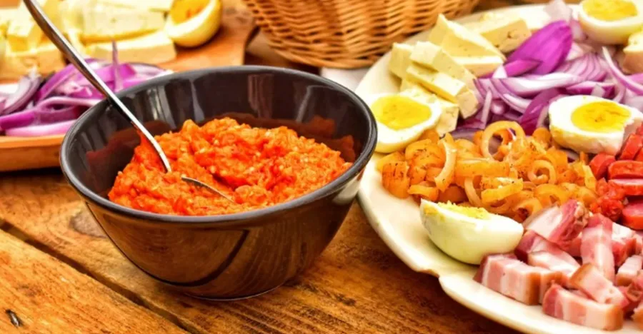 tara-hategului-meniu-hategan-gastronomie-locala-turism-gastronomic-patrimoniu-culinar-cosmin-dragomir-iosif-strassman-retete-traditionale-crema-hategana-de-fasole-gastronomie-romaneasca-destinatie-ecoturistica-retezat-geoparcul-unesco-tara-hategului-produse-locale-producatori-locali-horeca-romania-bucatarie-traditionala-identitate-locala-turism-rural-dezvoltare-locala-regina-maria-istorie-culinara-gastronomie-regionala-restaurante-locale