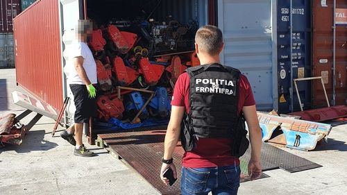 Mii de perechi de mănuşi şi echipamente sportive, în valoare totală de 1,4 milioane de lei, susceptibile a fi contrafăcute, descoperite de poliţiştii de frontieră în Punctul de Trecere a Frontierei Isaccea şi în portul Constanţa