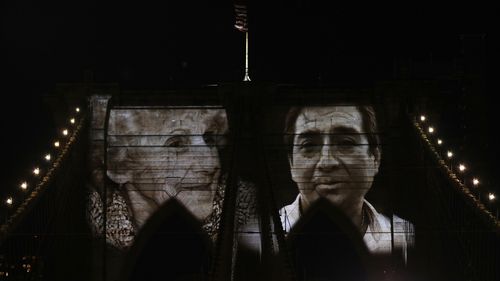 VIDEO Orașul New York le-a adus un omagiu celor 30.000 de morți COVID-19/ Fotografii mari în alb şi negru ale victimelor au fost proiectate pe podul Brooklyn