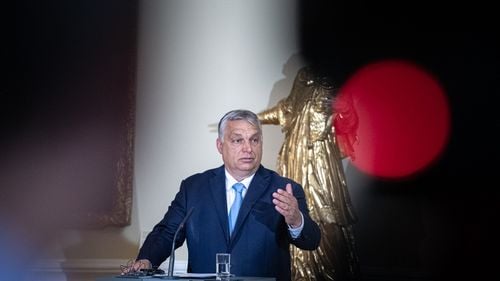 În plin scandal al spionării ziariștilor incomozi, guvernul Ungariei lansează un referendum legat de presupusa intrare a activiștilor LGBT în școli și grădinițe