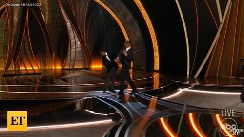 Chris Rock se dezlănțuie la adresa lui Will Smith și a soției acestuia la un an de la palma de la Oscaruri / Rock spune că i-a plăcut să-l vadă pe Smith bătut în ultimul său film