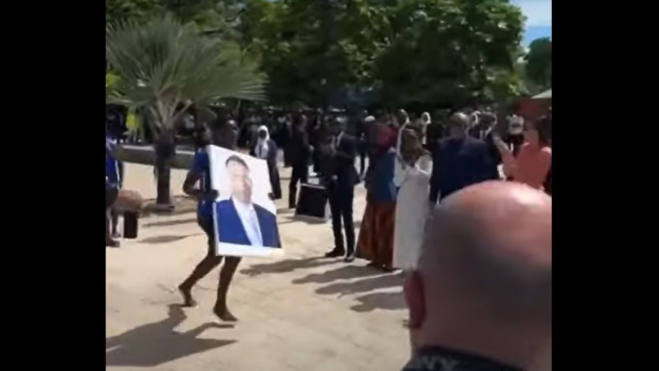 Spotmedia: Imagini spectaculoase cu lansarea la apă a portretelor prezidențiale: „Hakuna matata, Iohanes!”