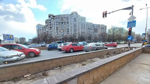 Primăria Sectorului 5, codașă la cazarea refugiaților ucraineni, fruntașă la delimitarea spațiului verde cu mai multe rânduri de bolţari