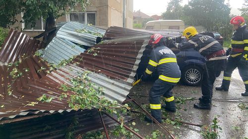 Pompierii au primit 29 de apeluri la 112 privind efectele furtunii în mai multe localităţi din județul Botoșani / Mai multe locuinţe au fost inundate, copaci dărâmaţi, acoperişul unui internat luat de vânt / A fost emis mesaj RO-Alert