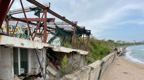 O parte a falezei din Costineşti se prăbuşeşte în mare cu tot cu pilonii de susţinere