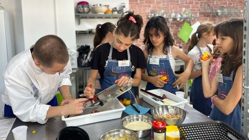Școala de educație culinară pentru copii și tineri din România care susține dezvoltarea motricității și coordonarea mână-picior / Elevii învață să facă biscuiți, dar și preparate complexe, precum sushi