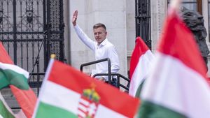 VIDEO  Péter Magyar, opozantul lui Viktor Orbán, periplu de la Budapesta spre Oradea: Veniți cu noi, să ne mișcăm împreună pentru că pacea și coeziunea națională nu se nasc stând jos. Există un singur fel de maghiari, oriunde ar trăi ei în lume