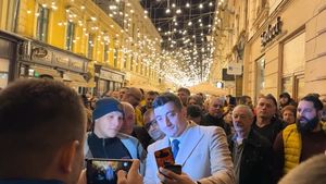 VIDEO Președintele AUR Timișoara și-a dat demisia în seara protestului anti-comasare, la care a participat și șeful partidului extremist, George Simion: ”Principiile de bază și statutul partidului nu sunt respectate”/ Mai multe plecări din AUR în ultima perioadă