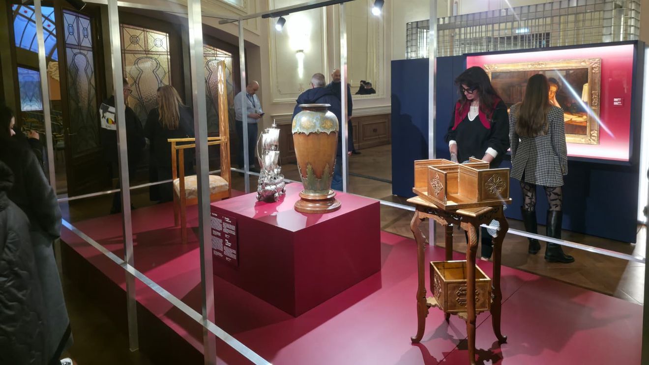 GALERIE FOTO Expoziție despre relația profundă a Reginei Maria cu marea, la Cazinoul din Constanța / Între artefacte, caseta în care a fost ținută inima reginei la capela Stella Maris din Balcic / Expoziția poate fi vizionată până în 20 septembrie