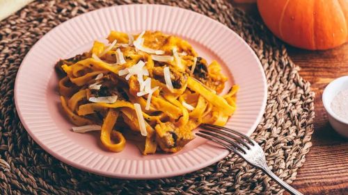 Pastele cu ciuperci și dovleac/ Cele două legume de toamnă se pot combina într-un preparat vegetarian perfect