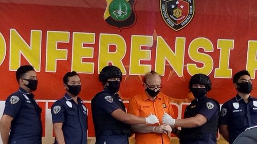 Un francez suspectat de abuzarea sexuală a peste 300 de minori, arestat la Jakarta/ Bărbatul riscă pedeapsa capitală dacă va fi găsit vinovat pentru violuri multiple