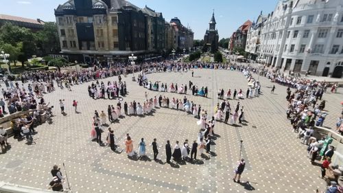 VIDEO/FOTO Șvabii bănățeni au revenit „acasă”, la Timișoara. Parada tradițiilor a colorat centrul orașului