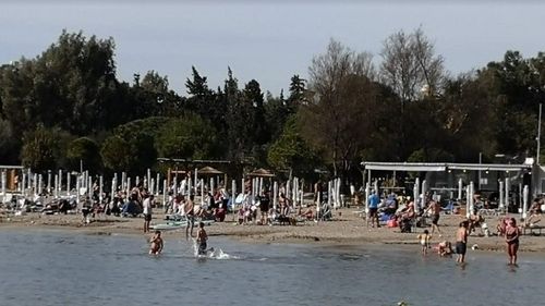 Premierul Greciei a ordonat închiderea plajelor, după ce mii de greci au ignorat apelul de a rămâne acasă încurajați de vremea frumoasă / 228 de cazuri de coronavirus în Grecia