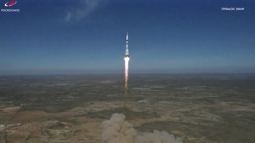O capsulă Soiuz, cu doi cosmonauţi ruşi şi un astronaut american la bord, lansată de pe cosmodromul Baikonur către Staţia Spaţială Internaţională