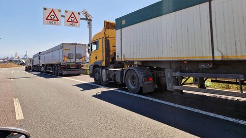 Coloana de camioane blocate în Vama Siret de protestul agricultorilor se întinde pe aproximativ 20 de kilometri / Măsuri pentru fluidizarea traficului